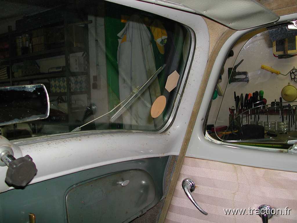 2001_08_20 Biltzheim 0062.jpg - En 1954, le tableau de bord est bleu/vert et les entourages de fenêtres sont gris clairs et les enjoliveurs de roues aussi.